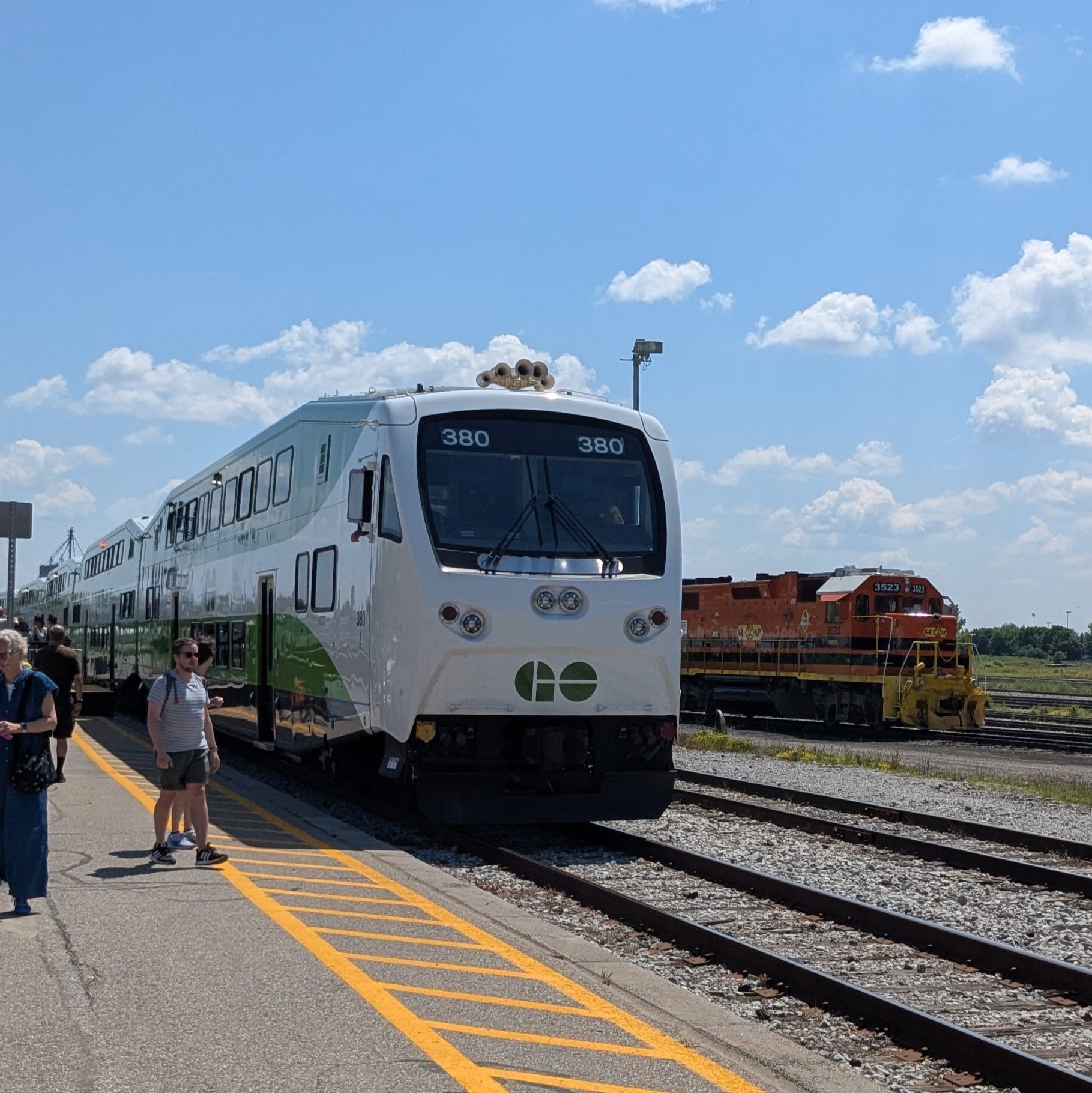 GO train in Stratford