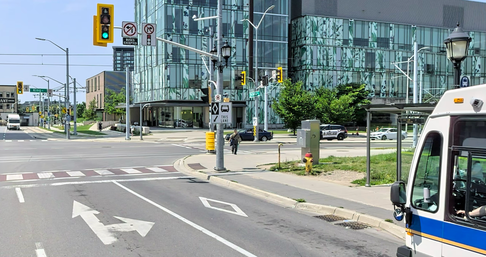 Bus lane and right turn lane at King/Victoria with turning restrictions (Apple Maps)
